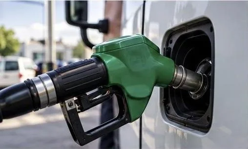 Pistolet de carburant dans le réservoir d’une camionnette
