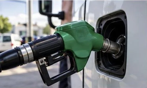 Pistolet de carburant dans le réservoir d’une camionnette