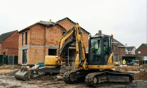 Pelleteuse jaune sur un chantier