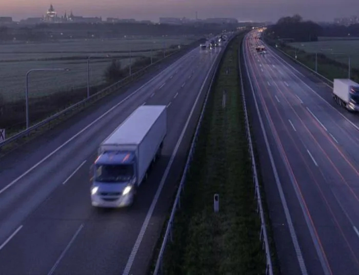 Camions sur une autoroute belge au crépuscule