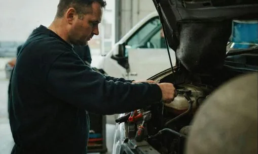 Mécanicien qui contrôle le moteur d’un véhicule